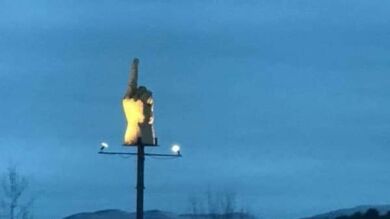 Levanta una escultura de una mano haciendo una peineta para vengarse de las autoridades que no le dejan ampliar su casa