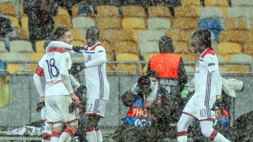 Los jugadores del Lyon celebran el gol de Fekir