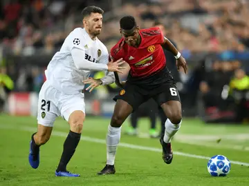 Piccini y Pogba se disputan la posesión del balón Piccini y Pogba se disputan la posesión del balón