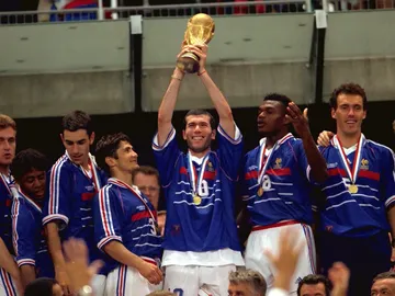 Zidane levanta la Copa del Mundo en 1998 Zidane levanta la Copa del Mundo en 1998