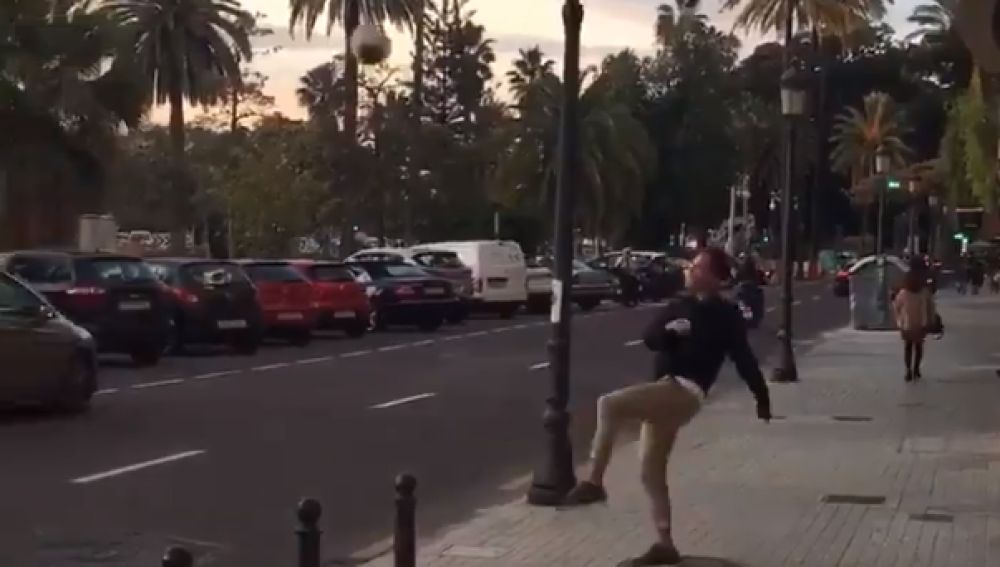 Steve Nash da toques al balón esquivando a los coches en Valencia