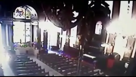 Cinco muertos en un tiroteo dentro de una catedral en Brasil Cinco muertos en un tiroteo dentro de una catedral en Brasil