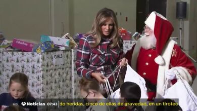 Melania Trump reparte regalos a los más pequeños en la base de Anacostia