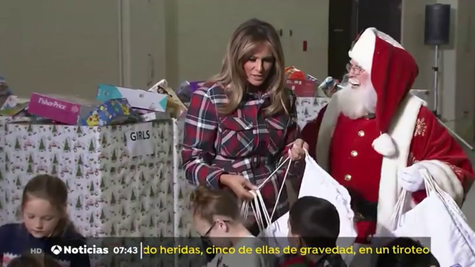 Melania Trump reparte regalos a los más pequeños en la base de Anacostia