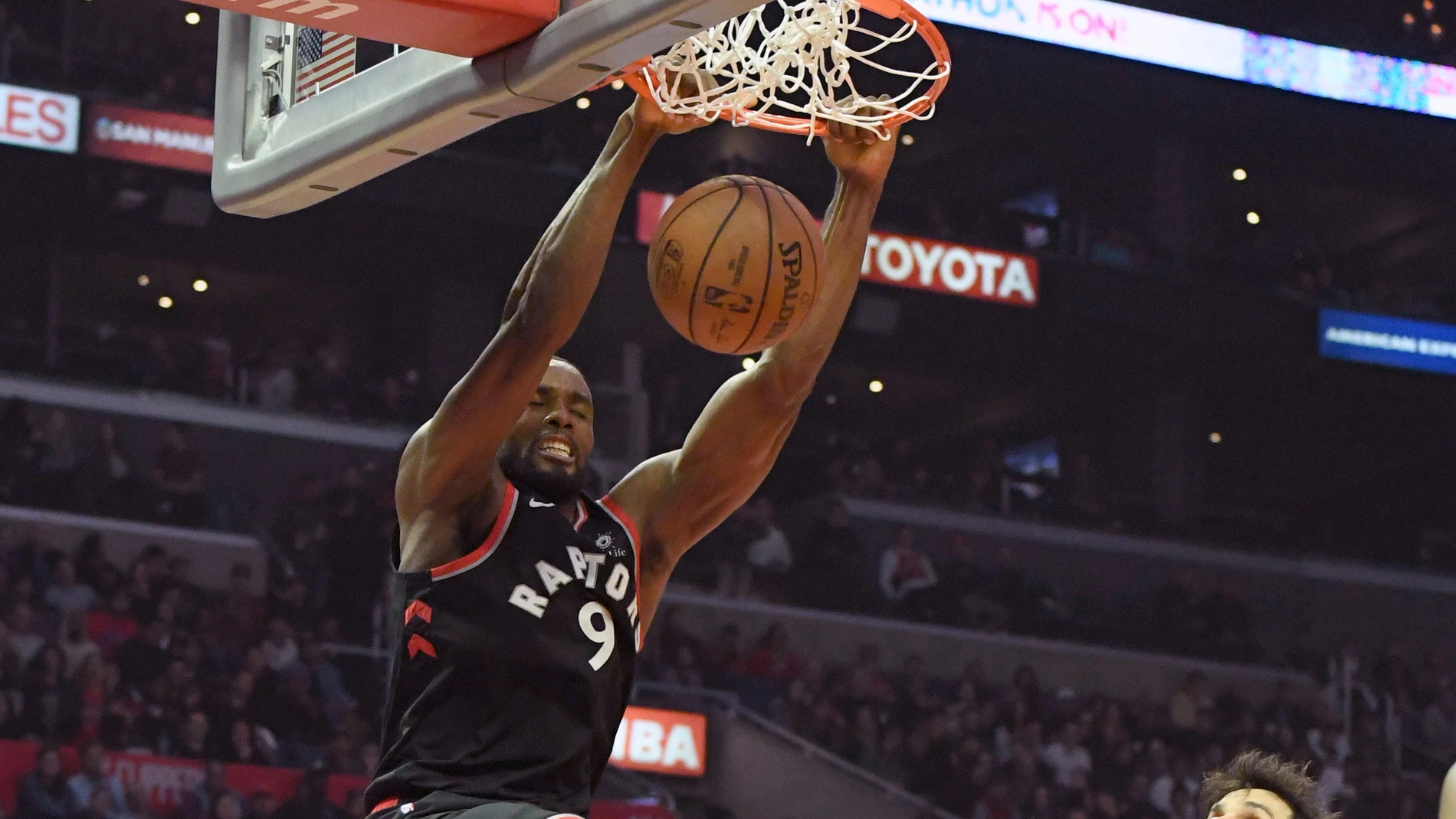 Serge Ibaka 'machaca' el aro de los Clippers Serge Ibaka 'machaca' el aro de los Clippers