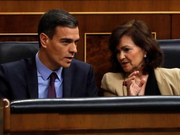 El presidente del Gobierno, Pedro Sánchez, conversa con la vicepresidenta, Carmen Calvo