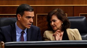 El presidente del Gobierno, Pedro Sánchez, conversa con la vicepresidenta, Carmen Calvo El presidente del Gobierno, Pedro Sánchez, conversa con la vicepresidenta, Carmen Calvo