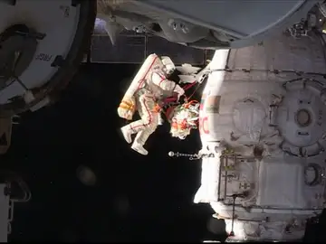 Paseo espacial para reparar la Soyuz adosada a la Estación Internacional Paseo espacial para reparar la Soyuz adosada a la Estación Internacional