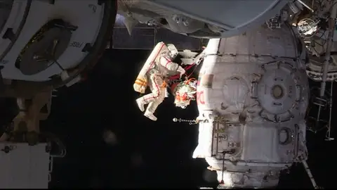 Paseo espacial para reparar la Soyuz adosada a la Estación Internacional Paseo espacial para reparar la Soyuz adosada a la Estación Internacional