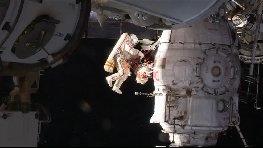 Paseo espacial para reparar la Soyuz adosada a la Estación Internacional Paseo espacial para reparar la Soyuz adosada a la Estación Internacional