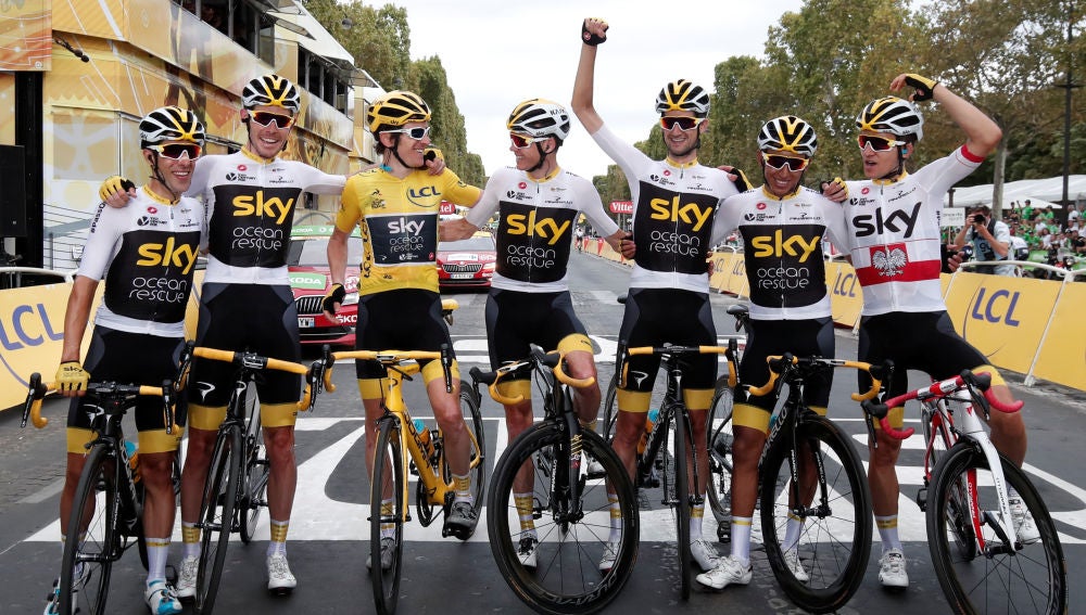 Geraint Thomas celebra con el equipo Sky la victoria en el último Tour de Francia