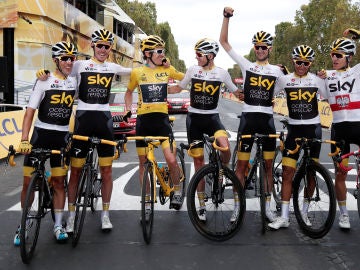 Geraint Thomas celebra con el equipo Sky la victoria en el último Tour de Francia