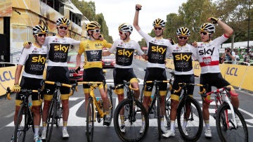 Geraint Thomas celebra con el equipo Sky la victoria en el último Tour de Francia