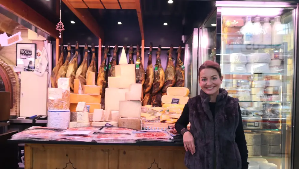 Bárbara Amorós en el puesto de Paco Solaz en el Mercado Central de Valencia
