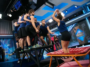 El desafío imposible de Marron en 'El Hormiguero 3.0': Apiñar a 21 gimnastas sobre un metro cuadrado El desafío imposible de Marron en 'El Hormiguero 3.0': Apiñar a 21 gimnastas sobre un metro cuadrado