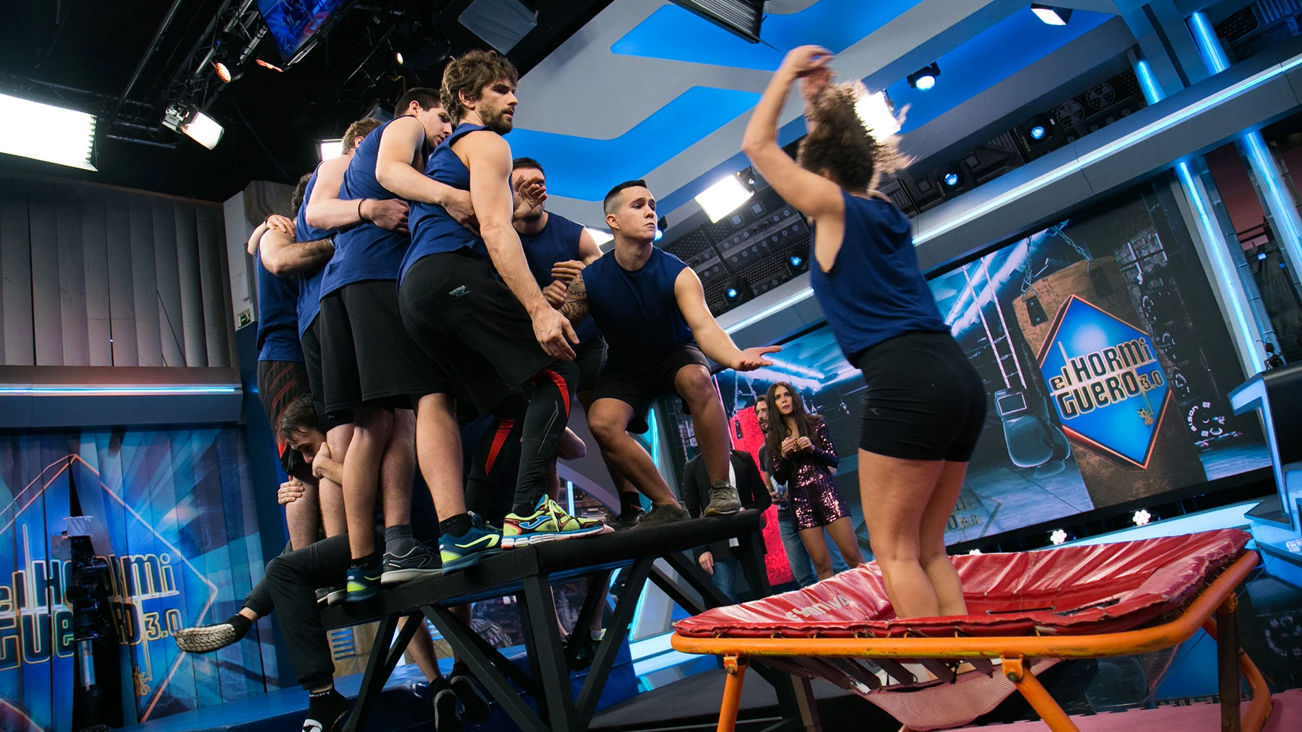 El desafío imposible de Marron en 'El Hormiguero 3.0': Apiñar a 21 gimnastas sobre un metro cuadrado