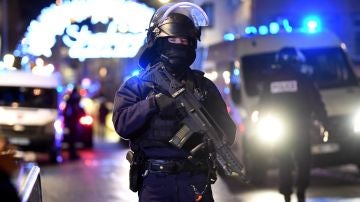 Policías hacen guardia en el Mercado de Navidad de Estrasburgo Policías hacen guardia en el Mercado de Navidad de Estrasburgo