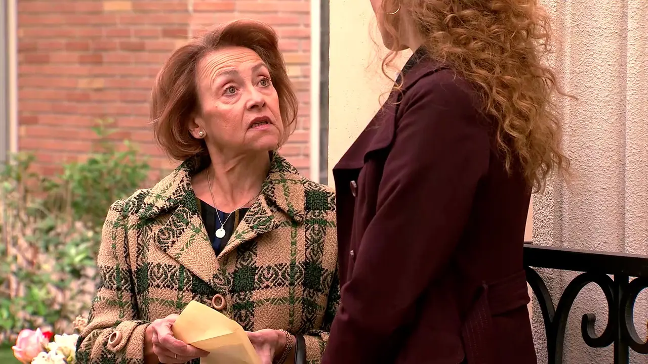VÍDEO - AMAR: Carmen sigue chantajeando a Natalia: "Pídele dinero a tu novio"
