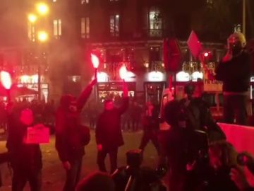 Los Mossos utilizan bengalas, tambores y bocinas en su protesta para conseguir una equiparación salarial Los Mossos utilizan bengalas, tambores y bocinas en su protesta para conseguir una equiparación salarial