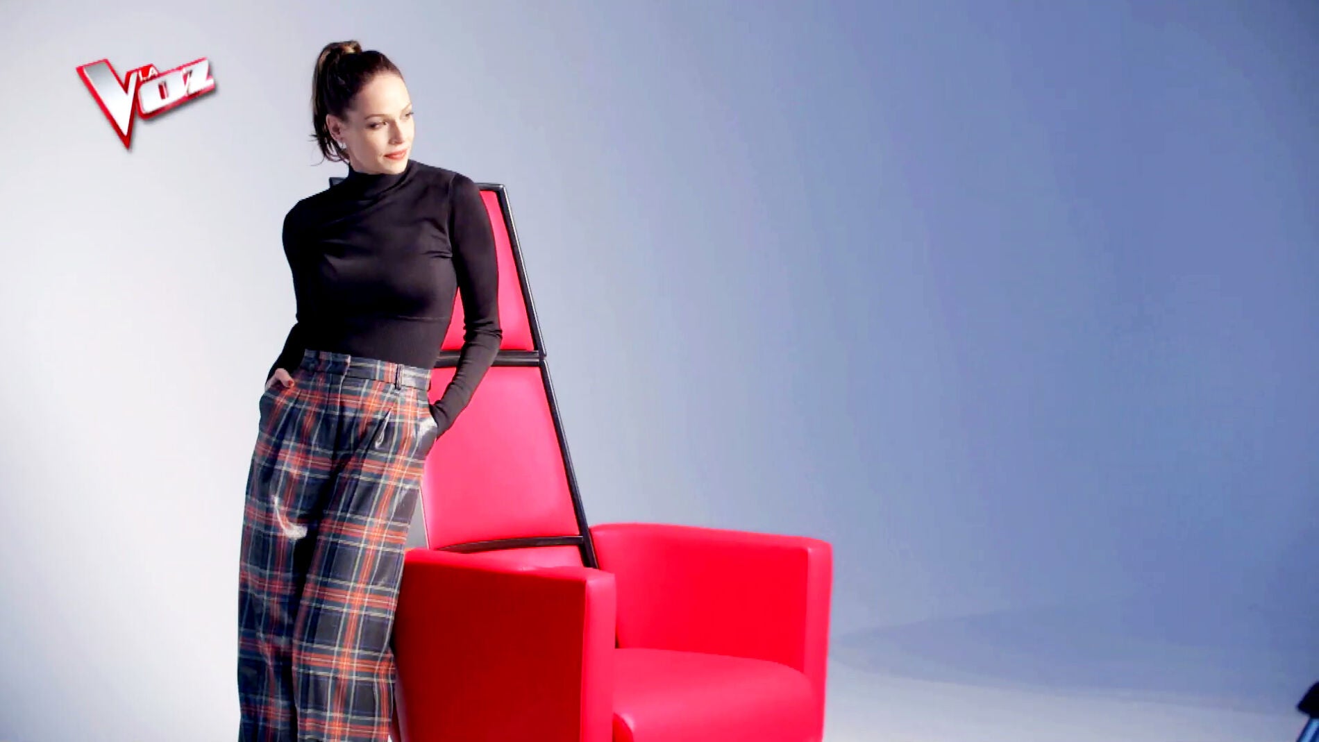 Nos colamos en la sesi&oacute;n de fotos de Eva Gonz&aacute;lez con el sill&oacute;n de 'La Voz'