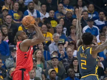 Serge Ibaka lanza a canasta ante Jordan Bell Serge Ibaka lanza a canasta ante Jordan Bell