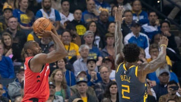 Serge Ibaka lanza a canasta ante Jordan Bell