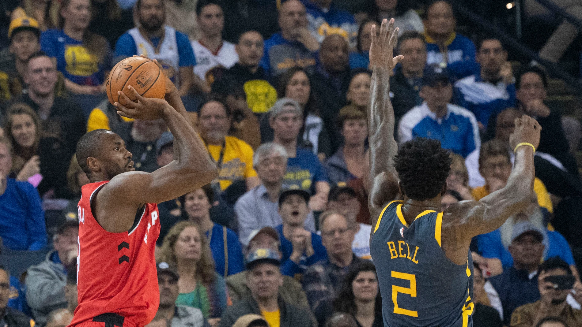 Serge Ibaka lanza a canasta ante Jordan Bell Serge Ibaka lanza a canasta ante Jordan Bell