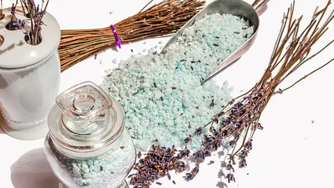 Complementa las sales de baño con velas aromáticas y la relajación estará garantizada Complementa las sales de baño con velas aromáticas y la relajación estará garantizada