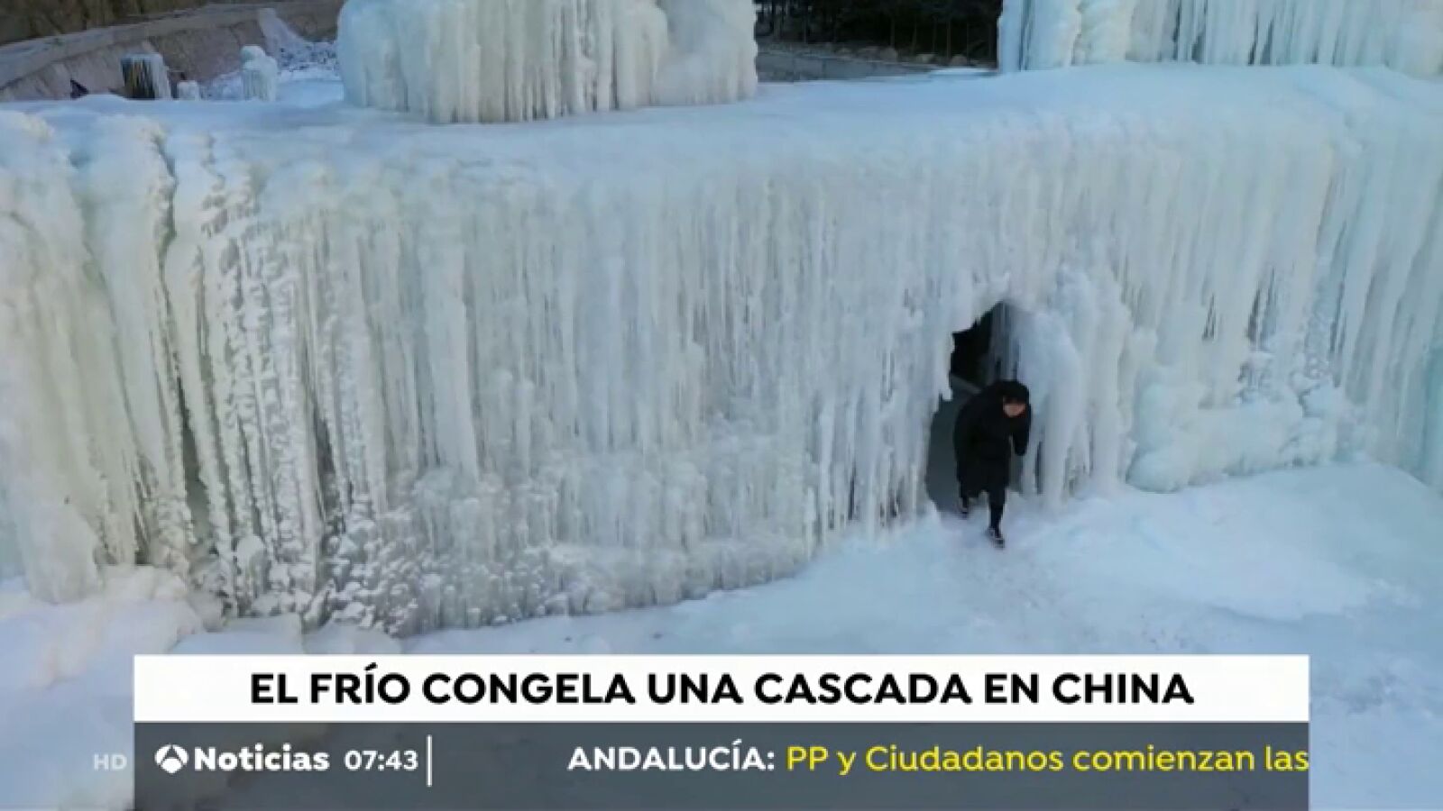 Una cascada congelada en China despierta el interés de numerosos turistas