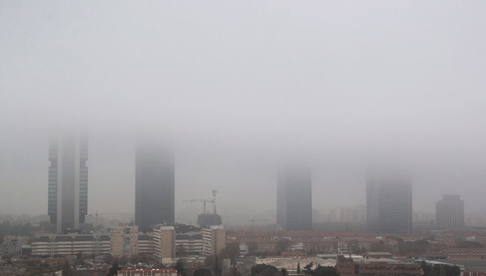 Vista de las Cuatro Torres de Madrid cubiertas por la niebla