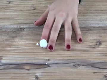 Te enseñamos como hacer el famoso "chicle" quitaesmaltes Te enseñamos como hacer el famoso "chicle" quitaesmaltes