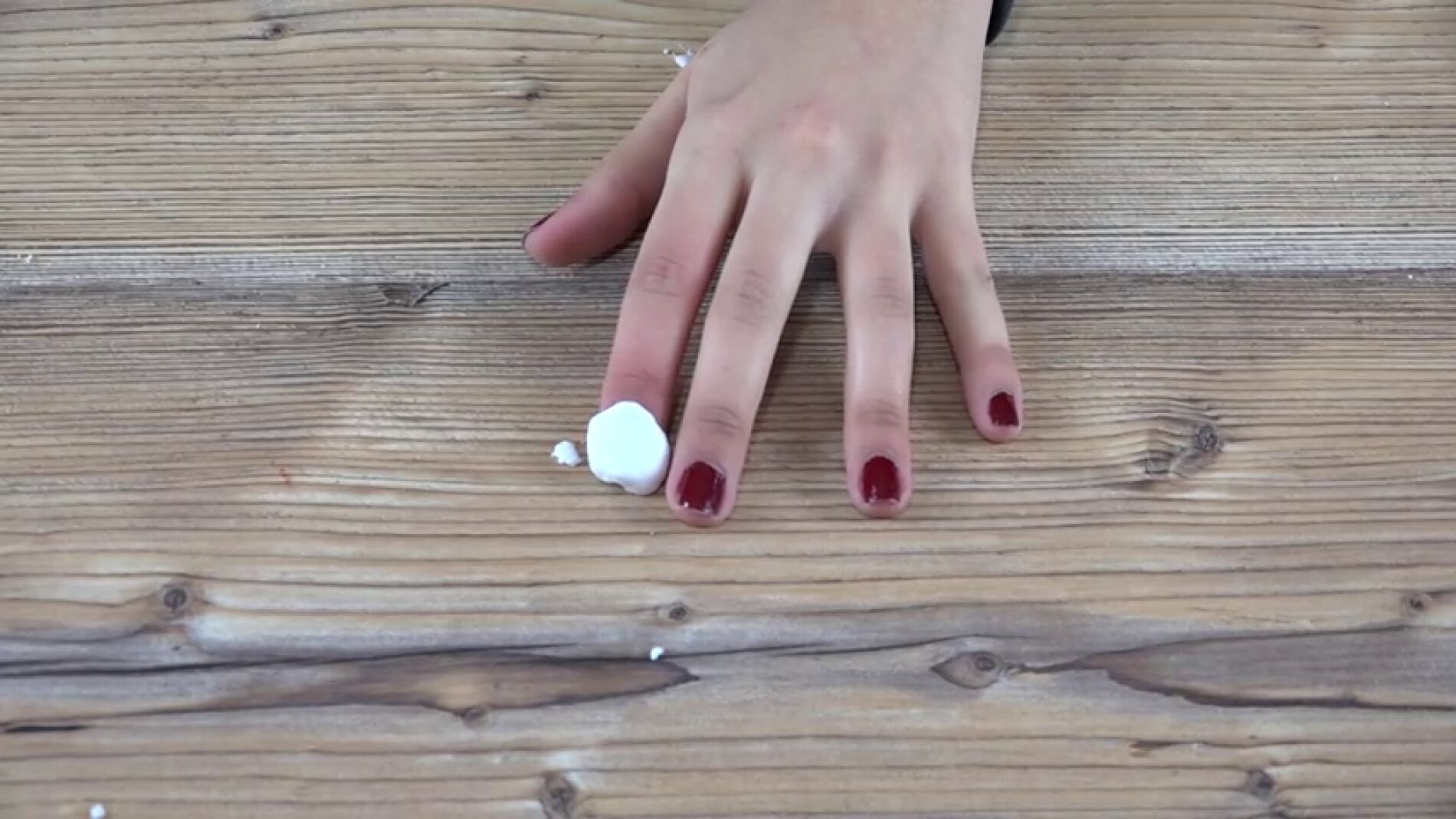 Te ense&ntilde;amos como hacer el famoso "chicle" quitaesmaltes