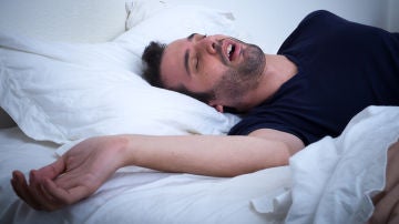 Un hombre roncando Un hombre roncando