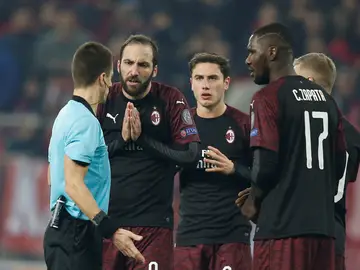 Los jugadores del Milan protestan una acción ante el árbitro Los jugadores del Milan protestan una acción ante el árbitro