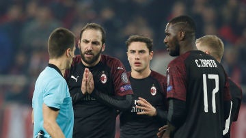Los jugadores del Milan protestan una acción ante el árbitro
