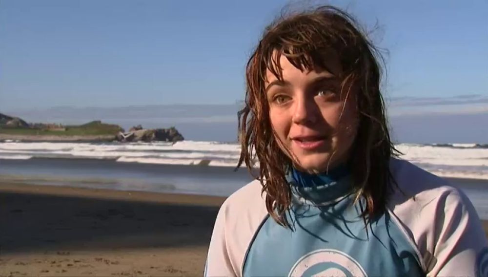 La asturiana Carmen López, primera surfista española en el Mundial de Surf Adaptado: "Surfenado me siento libre, sólo somos yo y la ola"