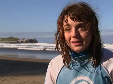La asturiana Carmen López, primera surfista española en el Mundial de Surf Adaptado: "Surfenado me siento libre, sólo somos yo y la ola"