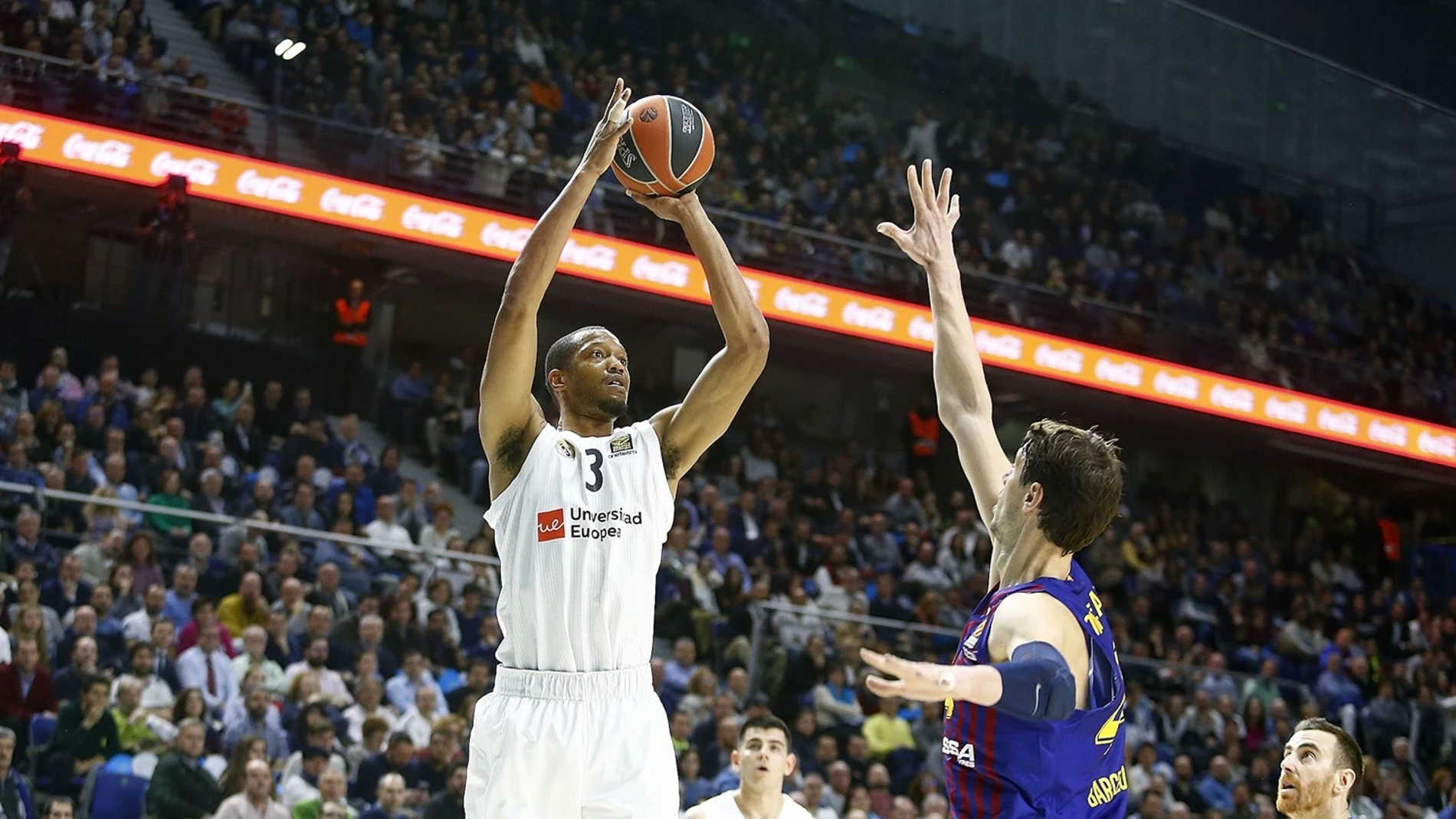 Randolph lanza un triple ante la defensa de Tomic Randolph lanza un triple ante la defensa de Tomic