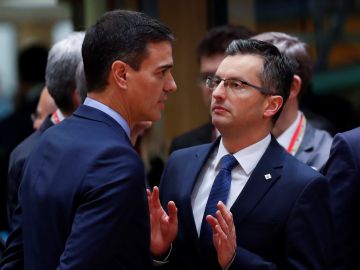 El presidente español, Pedro Sánchez, habla con el primer ministro esloveno, Marjan Sarec