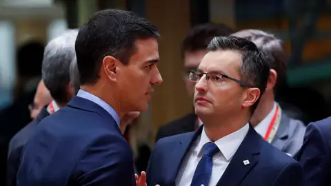 El presidente español, Pedro Sánchez, habla con el primer ministro esloveno, Marjan Sarec El presidente español, Pedro Sánchez, habla con el primer ministro esloveno, Marjan Sarec