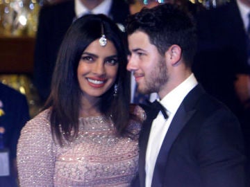 Priyanka Chopra y Nick Jonas en su primera reaparición tras convertirse en marido y mujer