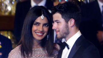 Priyanka Chopra y Nick Jonas en su primera reaparición tras convertirse en marido y mujer