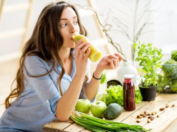 Mujer tomando batido