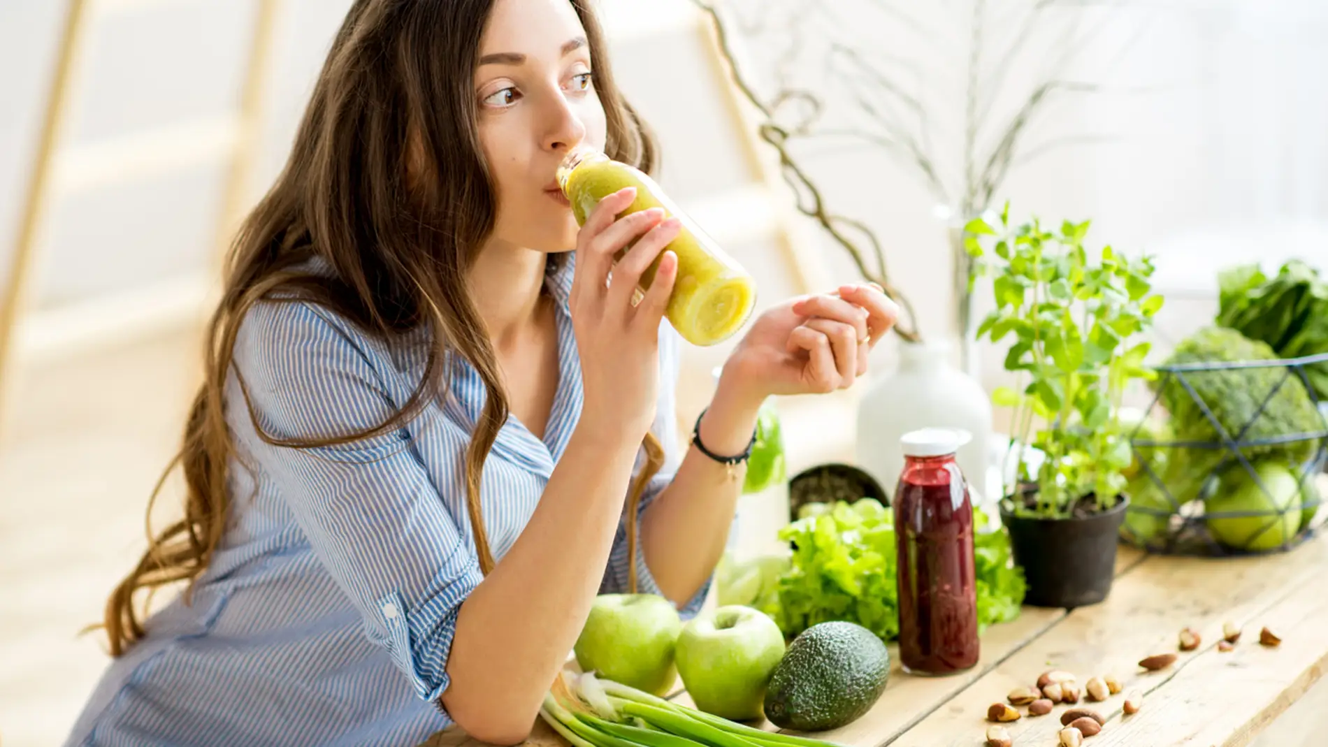 Mujer tomando batido