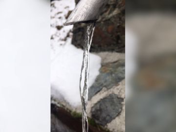 Agua que parece congelada Agua que parece congelada