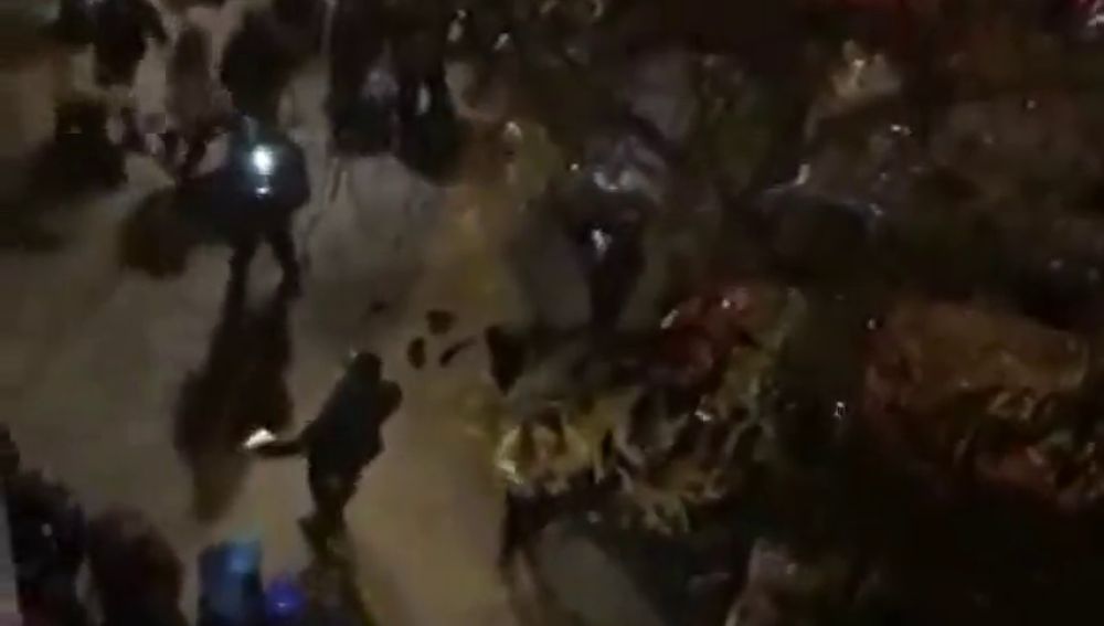 Suspenden el desahucio de una vecina en Madrid tras una noche entera de protestas