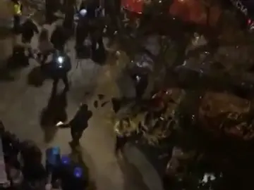 Suspenden el desahucio de una vecina en Madrid tras una noche entera de protestas Suspenden el desahucio de una vecina en Madrid tras una noche entera de protestas