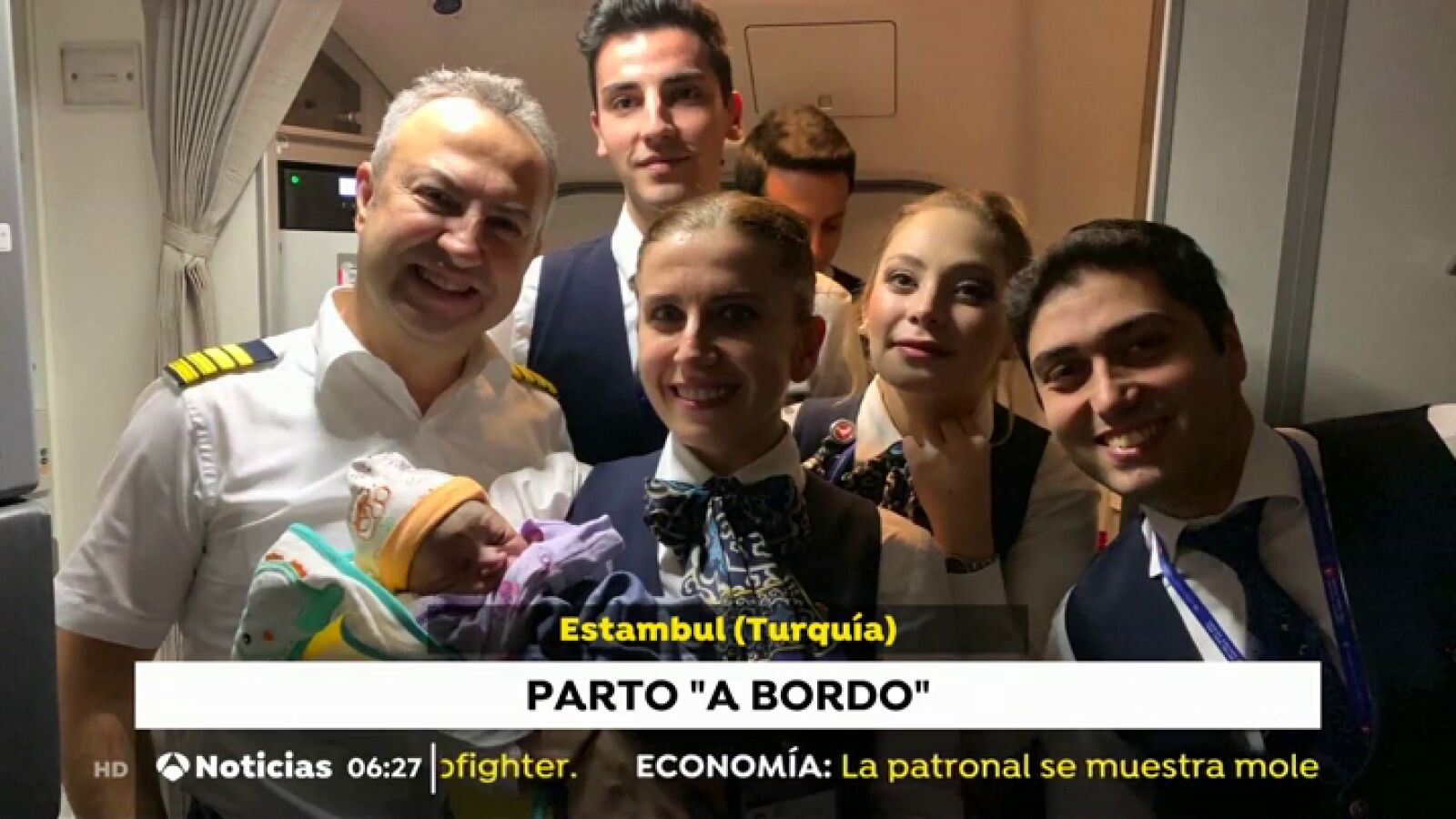 Una mujer da a luz durante un vuelo con la ayuda de su marido y de la tripulación