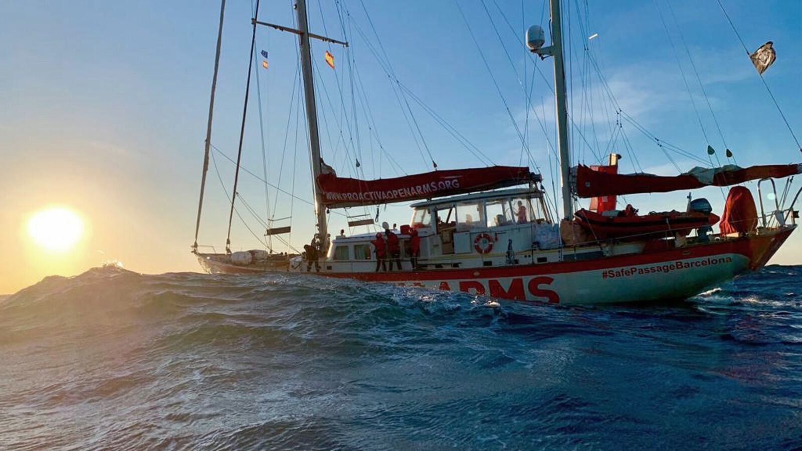 El barco Open Arms llega a España con más de 300 inmigrantes a bordo