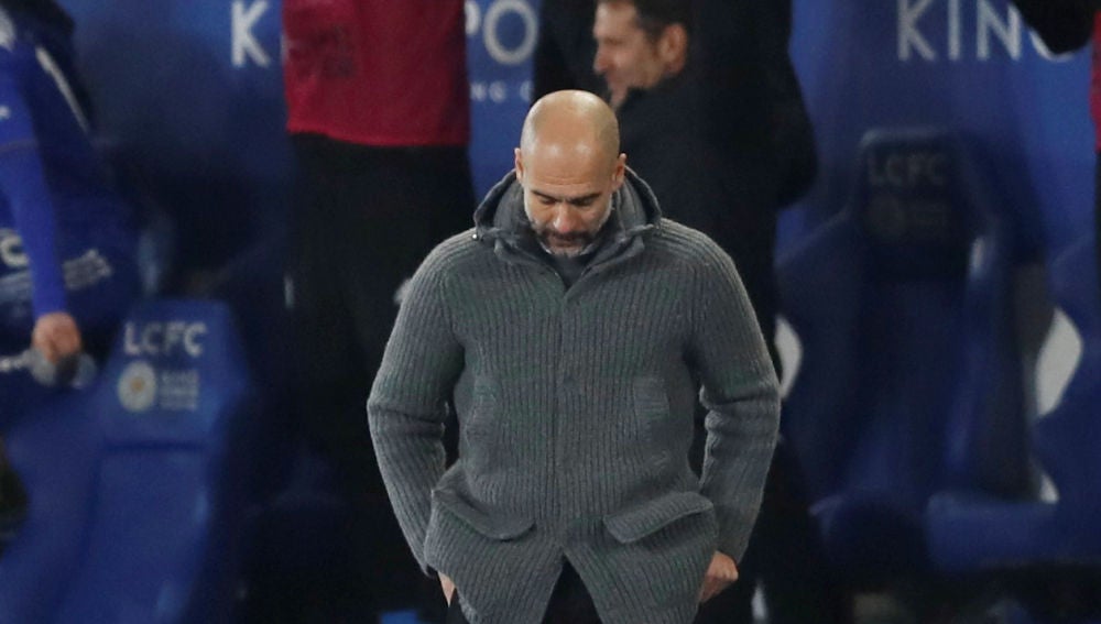 Guardiola, cabizbajo en el banquillo